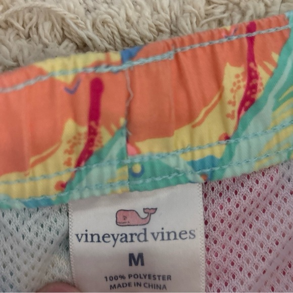 Vineyard Vines Mens M Chappy 7" Swim Trunks Pink Blue Floral Hawaiian Print - Picture 3 of 4